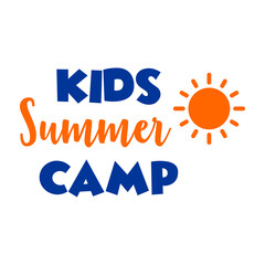 Texto manuscrito Kids Summer Camp con silueta de sol para su uso en banner y logotipos en color azul y anaranjado