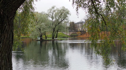 Obraz premium Autumn landscape. Palace ponds in the park of the Gatchina Museum-Reserve. Gatchina, Russia.