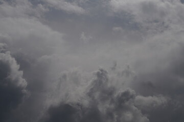 Obraz premium Lebhafte Regenwolken am Abend mit grau und blau bei Sonnenschein