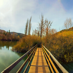 Pasarela de madera en la ribera del río Duero a su paso por Soria