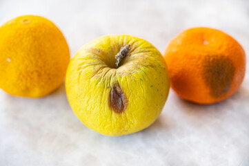 腐ってきた黄色い果物