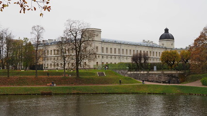 Obraz premium Autumn landscape in the park. View of the palace and the museum-reserve 