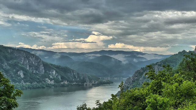 Nebelverhangene Berge am Donau Durchbruchstal Eisernes Tor, Serbien, Rumänien