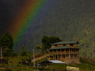 bella comunidad cubierta por un arcoíris en las montañas de Colombia