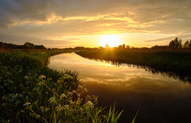 Ciepły zachód słońca nad rzeka Krzną w Polsce