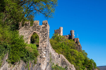 Burg Rheinstein am Rhein, erbaut im 14. Jahrhundert, im Stil der Burgenrenaissance im 19,...