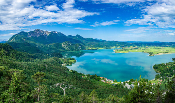 Urlaub in Bayern: Wandern am Kochelsee - Perle in Oberbayern: Blick vom Gipfel des Kienstein nach Kochel und zum Herzogstand, Heimgarten - Weitwinkel Panorama.
