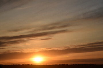 Fototapeta na wymiar Evening sunset and sun with clouds and horizon