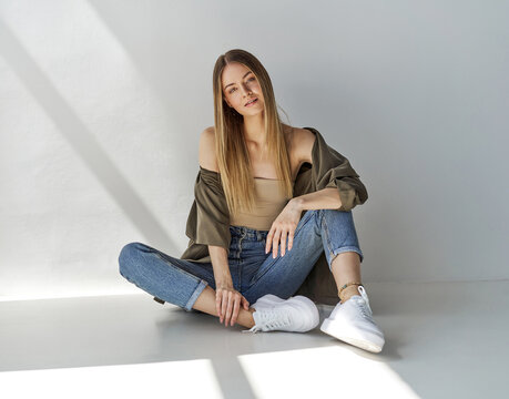 Lifestyle photo of beautiful cheerful blonde model