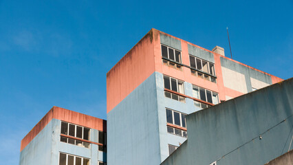 Edificio rojo y azul abandonado