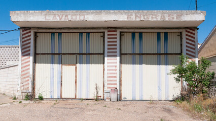 Puerta metálica en antiguo taller mecánico abandonado