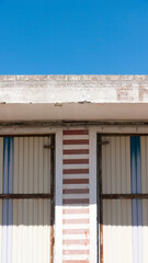 Puerta metálica en antiguo taller mecánico abandonado