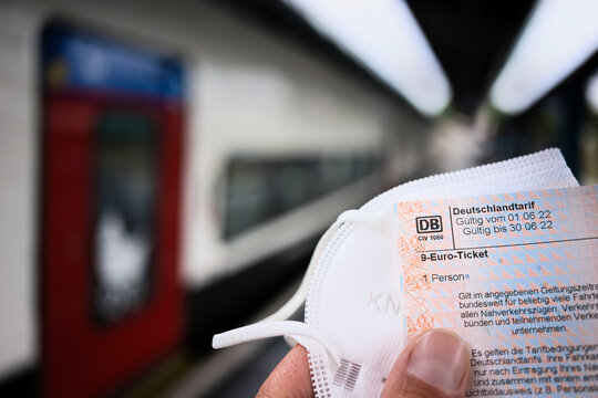 Passagier Fahrgast mit 9 Neun Euro Ticket und Maske steht am Bahnsteig Bahnhof Haltestelle öffentlicher Nahverkehr Fahrkarte