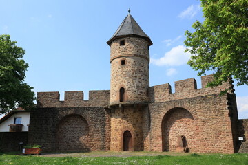 Fototapeta na wymiar Hexenturm und Stadtmauer in Kirchhain