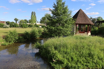 Fototapeta premium La rivière Armance dans Saint Florentin, village de Saint Florentin, département de l'Yonne, France