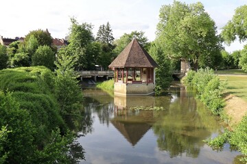Fototapeta na wymiar La rivière Armance dans Saint Florentin, village de Saint Florentin, département de l'Yonne, France