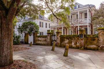 Beautiful homes on Church Street in the historic part of downtown Charleston, South Carolina - obrazy, fototapety, plakaty
