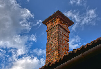 Schornstein, Rauchfang, Ziegel, historisch, Baracke, Holz, Holzhaus, historisch, gemauert, Eckig, repräsentativ, 19. Jahrhundert, Zeit, Vergangenheit, Baustil, Technologie, verziert, renovierungsbedür