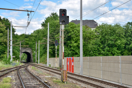 Garsten, Bahnhof, Einfahrt, Rudolfsbahn, Tunnel, Gleis, Gleise, Oberleitung, Mast, Oberleitungsmast, Draht, Fahrdraht, Bahnsteig, Bahnsteige, Bahn&uuml;bergang, Signal, Signale, Normalspur, L&auml;rmschutzwand,