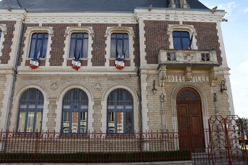Obraz premium La Mairie, vue de l'extérieur, village de Saint Florentin, département de l'Yonne, France