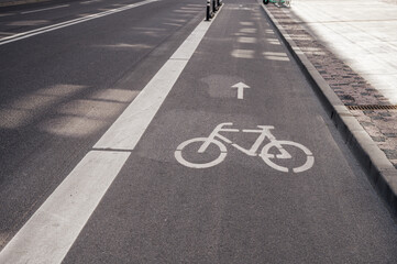 Obraz premium Bicycle path with bike sign and direction arrow. Separate Safe bike path for cyclists.