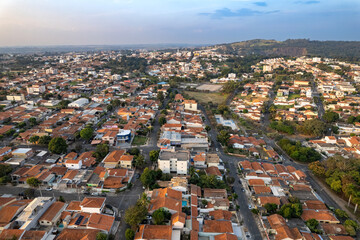 Obraz premium Vista aérea da cidade de Jaguariúna no interior de São Paulo. Trânsito de um dia movimentado. Brasil 2022.