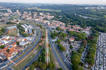 Vista aérea da cidade de Jaguariúna no interior de São Paulo. Trânsito de um dia movimentado....