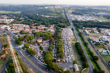 Vista aérea da cidade de Jaguariúna no interior de São Paulo. Trânsito de um dia movimentado....