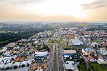 Fototapeta premium Vista aérea da cidade de Jaguariúna no interior de São Paulo. Trânsito de um dia movimentado. Brasil 2022.