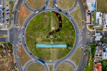 Vista aérea da cidade de Jaguariúna no interior de São Paulo. Trânsito de um dia movimentado. Brasil 2022.