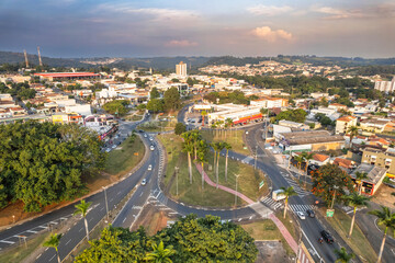 Vista a&eacute;rea da cidade de Jaguari&uacute;na no interior de S&atilde;o Paulo. Tr&acirc;nsito de um dia movimentado. Brasil 2022.