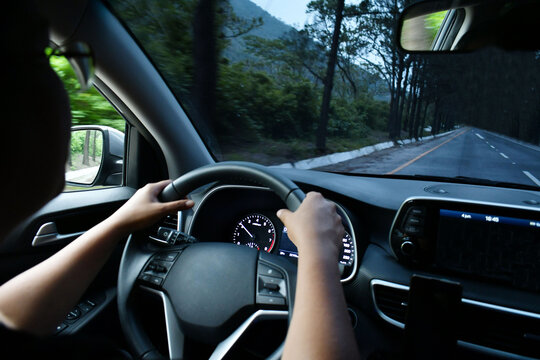 Conduciendo sobre la carretera. Carretera de Antigua Guatemala hacia ciudad Capital.