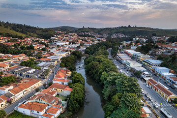Obraz premium Vista aérea da cidade de Pedreira no interior de São Paulo. Trânsito de um dia movimentado. Brasil 2022.