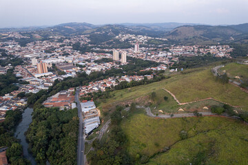 Vista aérea da cidade de Pedreira no interior de São Paulo. Trânsito de um dia movimentado. Brasil 2022.