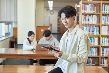 아시아 한국의 대학교 도서관에서 2명의 남녀 모델 배경으로 책상위에...