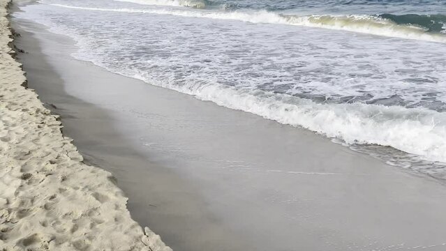 Passatwinde sorgen f&uuml;r gro&szlig;e Wellen am Strand auf Fuerteventura.