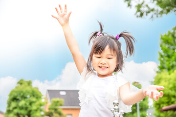 水遊びを楽しむ夏休みの子供