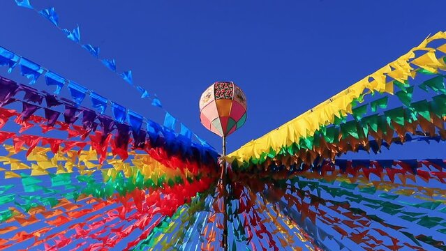  balão e bandeiras coloridas de decoração típica de festa junina no brasil