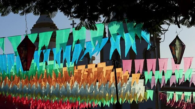 decora&ccedil;&atilde;o de festa junina - bandeirinhas coloridas e bal&otilde;es pendurados em frente a igreja