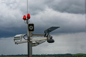 Wetter sensoren und rotlicht auf dem Flughafen