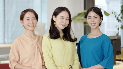 オフィスで働く女性のポートレート