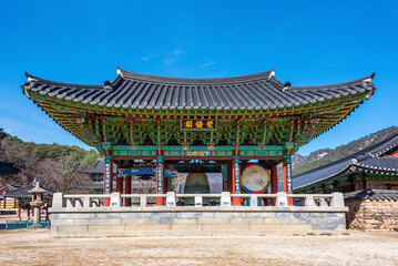 Obraz premium 법주사 범종각, 충북 보은군에 위치-Beomjonggak Bell Pavilion at Beopjusa Temple in Boeun-gun, Chungcheongbuk-do, South Korea