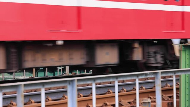 踏切を通過する赤い通勤電車