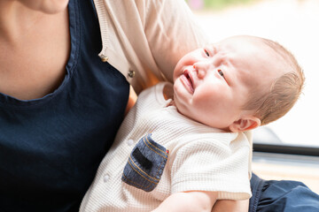 赤ちゃんとお母さん　泣く