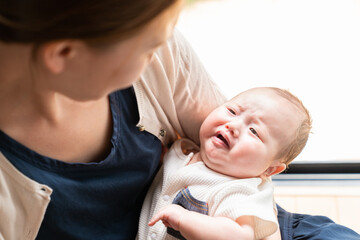 赤ちゃんとお母さん　泣く