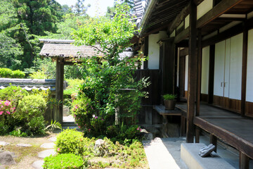 歴史的な日本の家と庭