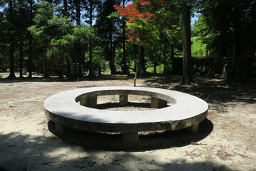 円になった公園の石のベンチ