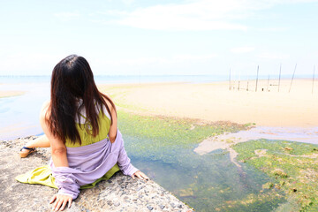 海岸で佇む女性