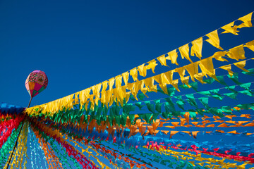 bandeiras coloridas e balão decorativo de festa junina no brasil