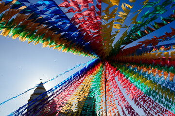 bandeiras coloridas decorativas de festa junina no brasil